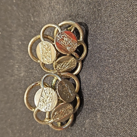 SARAH COVENTRY Vintage Silvertone Clip-on Earrings - Picture 1 of 7